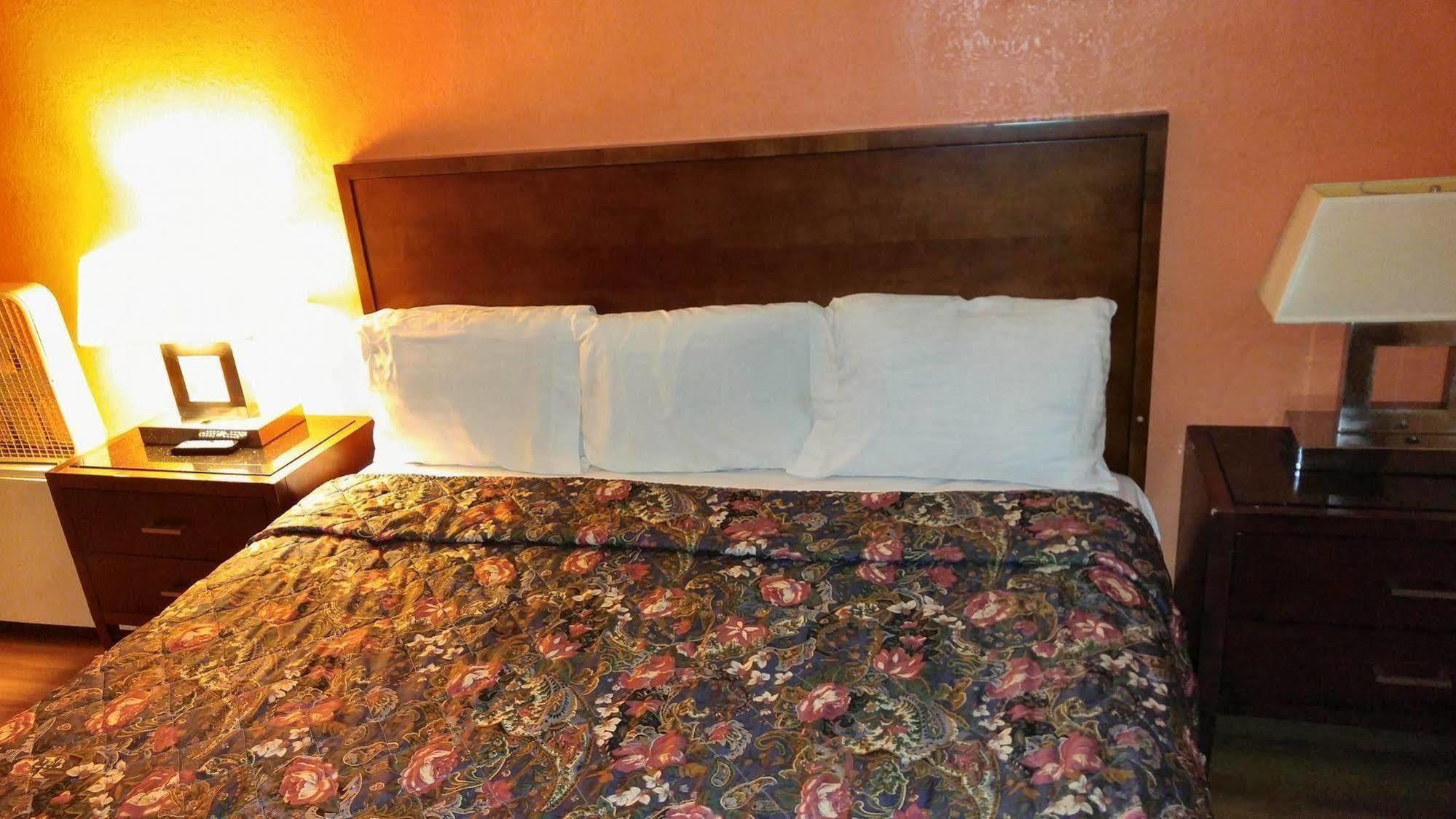 Regency Inn And Conference Center Clinton Екстер'єр фото